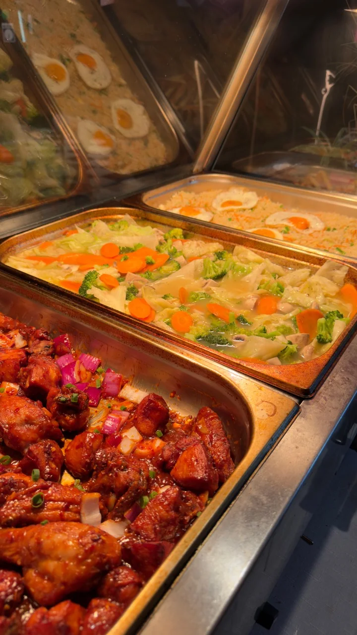 52 South set menu buffet with chicken and vegetables in Rosetta
